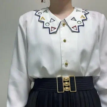 기저지 스캘럽 칼라 라운드 삼각형 자수 화이트 화이트 레트로 블라우스