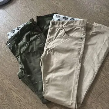 올리브 베이지 슬림 핏 치노 팬츠 2개 세트 거의 미사용 M 사이즈
