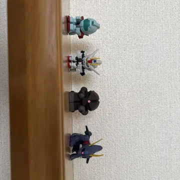 기다림 건담의 경우 피규어 4개 세트