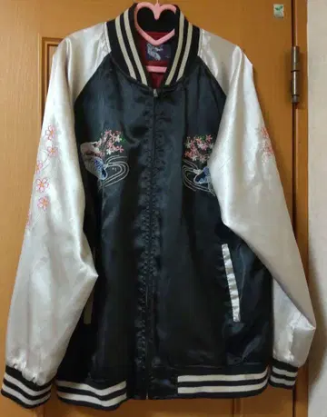 자수 스카잔 블랙과 화이트