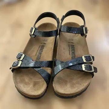 버켄스탁 에나멜 스트랩 샌들