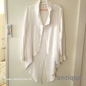Satterntorso 화이트 비대칭 셔츠 antiqua