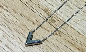 V자형 스톤 목걸이