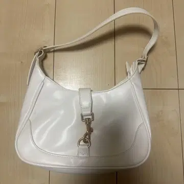 화이트 숄더백 플랩