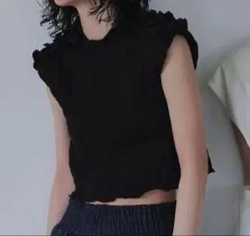 MEER. 어깨 러플 시링 톱 블랙