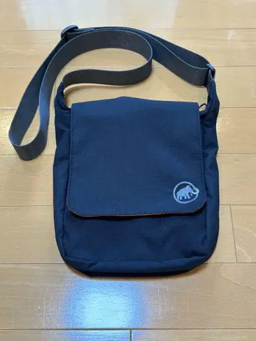 Mammut 네이비 숄더백