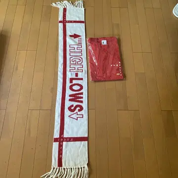 더 하이 로우즈 티셔츠와 머플러