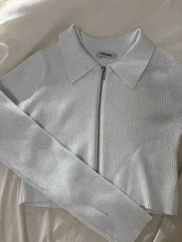코코딜 지퍼가 달린 화이트 리브 니트