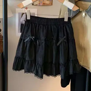 프릴 리본 포함 블랙 미니 스커트