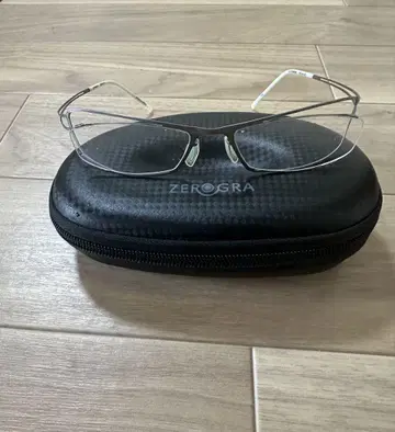 ZEROGRA 실버 안경 케이스 포함
