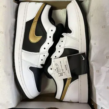 Air Jordan 1 Low 화이트/블랙/골드 10.5