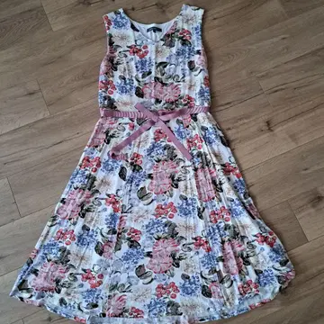 LAURA ASHLEY 플라워 프린트 슬리브리스 원피스 사이즈 11