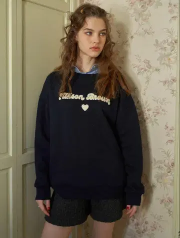 Allison Brown 네이비 맨투맨