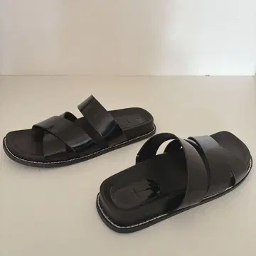 새상품급 자라 크로스 스트랩 샌들 에나멜 블랙 플랫 샌들