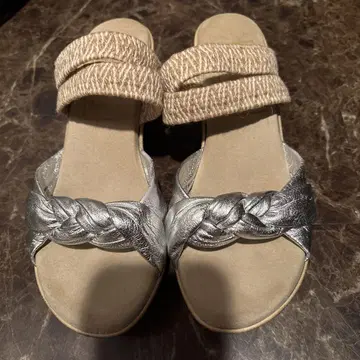 ISLAND SLIPPER 메탈릭 샌들 사이즈 6