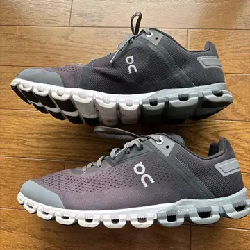 On Cloudflow 사이즈 US M9 (27cm)