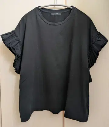 저널 스탠다드 프릴이 달린 블랙 상의