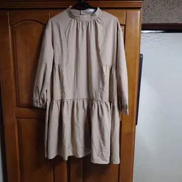 베이지 하이넥 프릴 튜닉