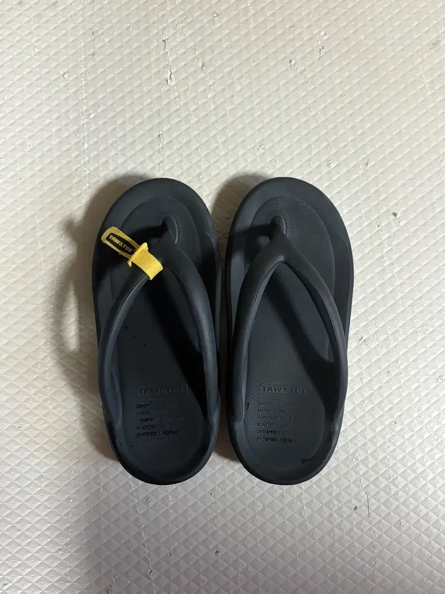 Toe & Toe thong sandals 230