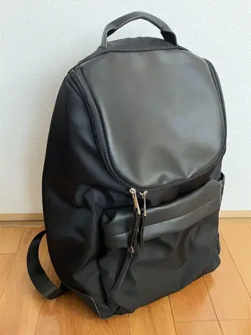 블랙 백팩 심플한 디자인