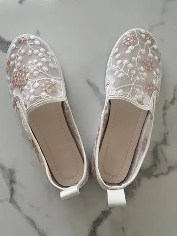 꽃무늬 자수 화이트 슬립온