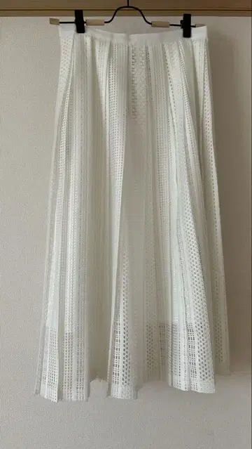 UNITED ARROWS 화이트 플레어 스커트