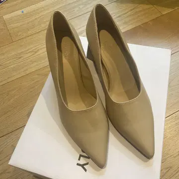 베이지 스틸레토 하이힐