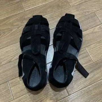 BEAMS 블랙 구르카 샌들