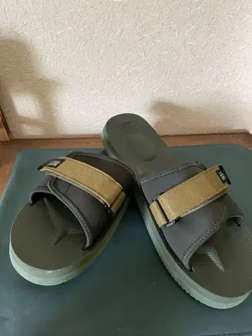SUICOKE 올리브 슬라이드 샌들