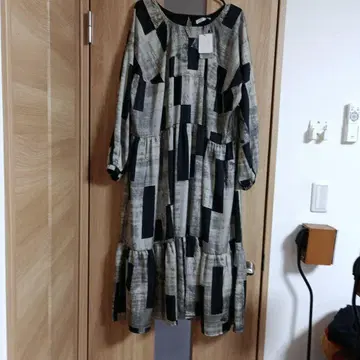 기하학 패턴의 긴팔 원피스 미사용 새상품