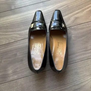 페라가모 블랙 스틸레토 펌프스