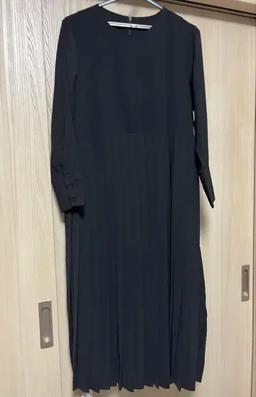 롱 원피스 블랙 컬러 긴팔 플리츠