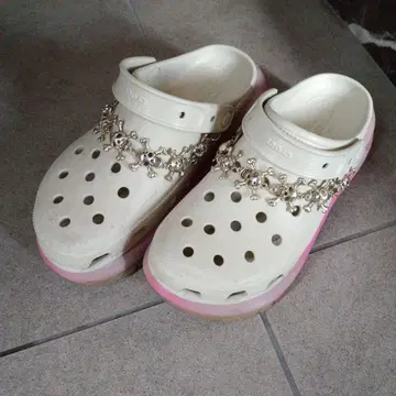 Crocs 스컬 체인 샌들