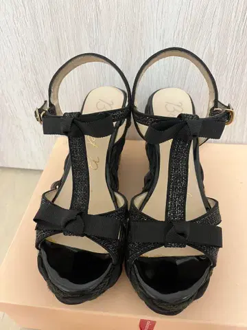 Bridget Birkin 블랙 T 스트랩 웨지솔 샌들