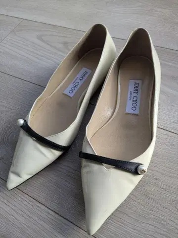 JIMMY CHOO 아이보리 스틸레토 플랫슈즈