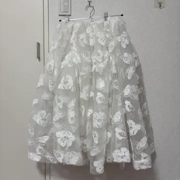 화이트 나비 자수 플레어 스커트