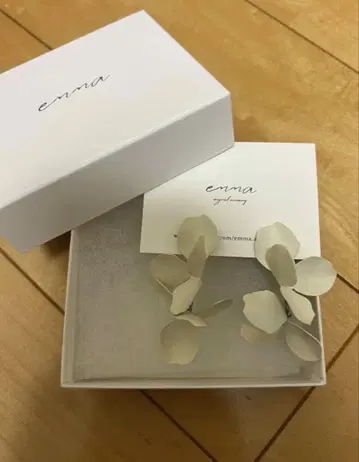 emma accessory white flower 귀찌