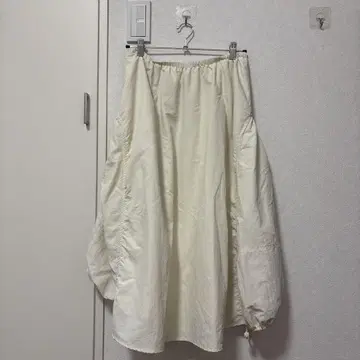 아이보리 플레어 롱 스커트