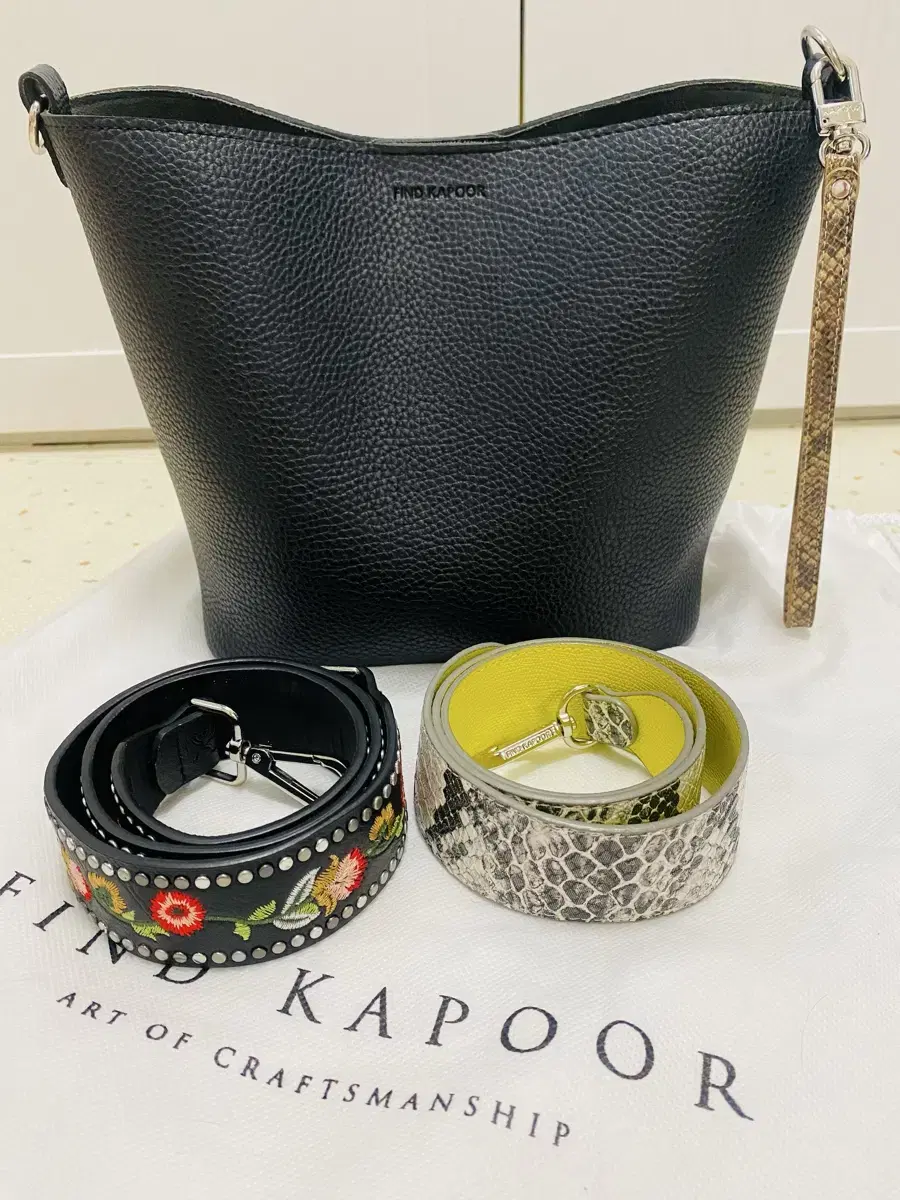 Find Kapoor Pingo Bag + 2 Straps