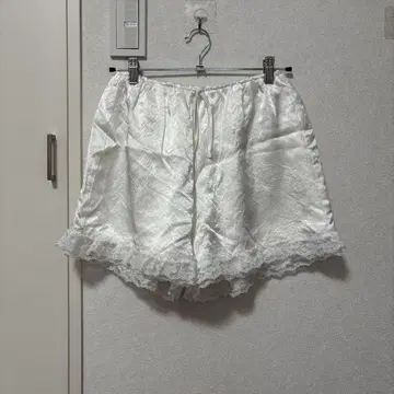 화이트 레이스가 포함된 숏 팬츠
