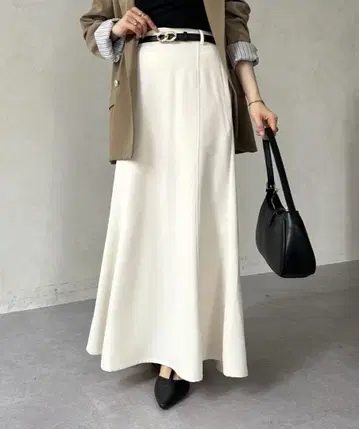 Thevon. 제본 I 라인 머메이드 스커트 아이보리 S 사이즈
