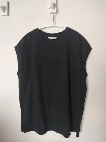 AURALEE 블랙 슬리브리스 티셔츠