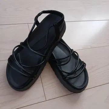 블랙 스트랩 샌들 컴포트 샌들