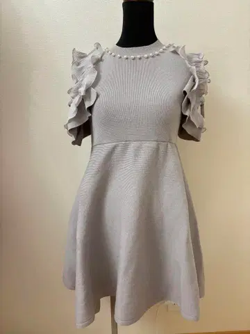 프릴 펄 어깨가 드러난 원피스 evelyn 스나 스타일 엘레강스 스타일