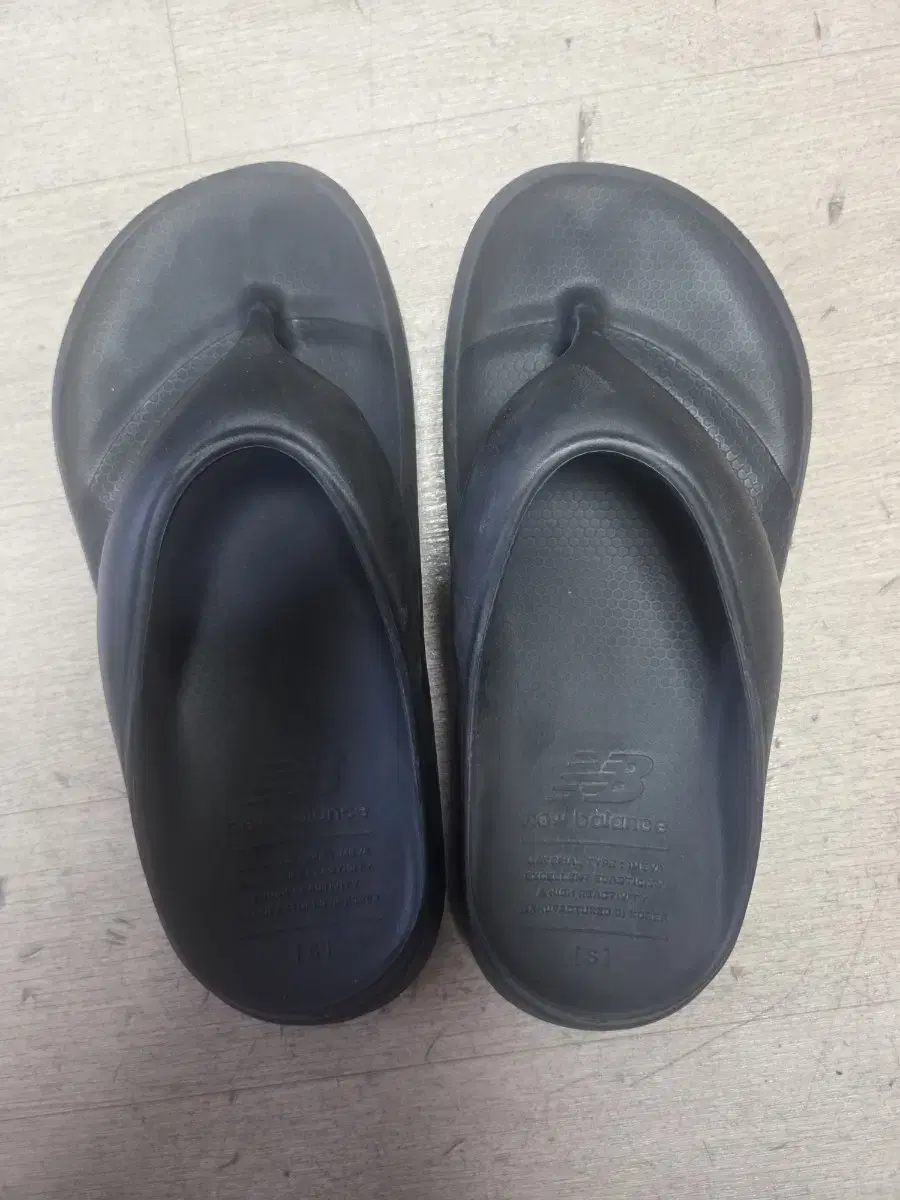 New Balance Toe and Toe thong sandals