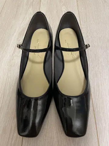 LE TALON 블랙 멜리 제인 에나멜 25.5cm