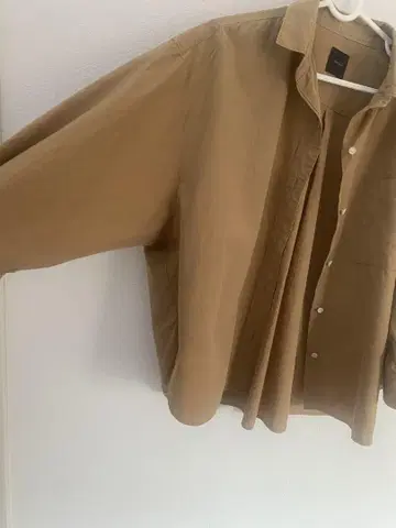 Spick and span 베이지 버튼이 달린 반소매