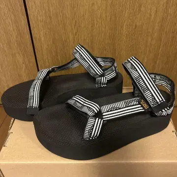 teva 유니버셜 플랫폼 샌들 블랙/화이트 23cm