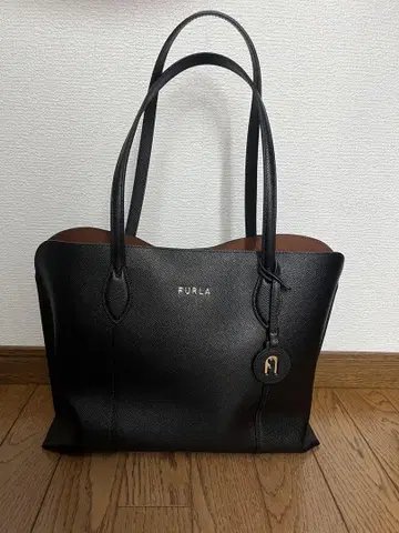 FURLA 훌라 비토리아 토트백 블랙 참 포함