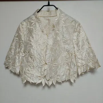 도쿄 소와르 아이보리 화려한 꽃무늬 자수 오분 소매 볼레로